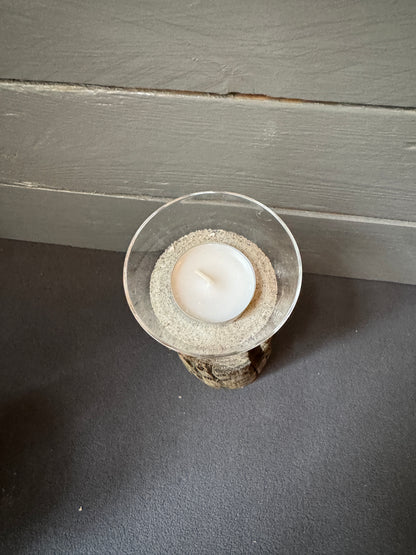 Recyceltes Glas mit Nordseesand als Teelichthalter