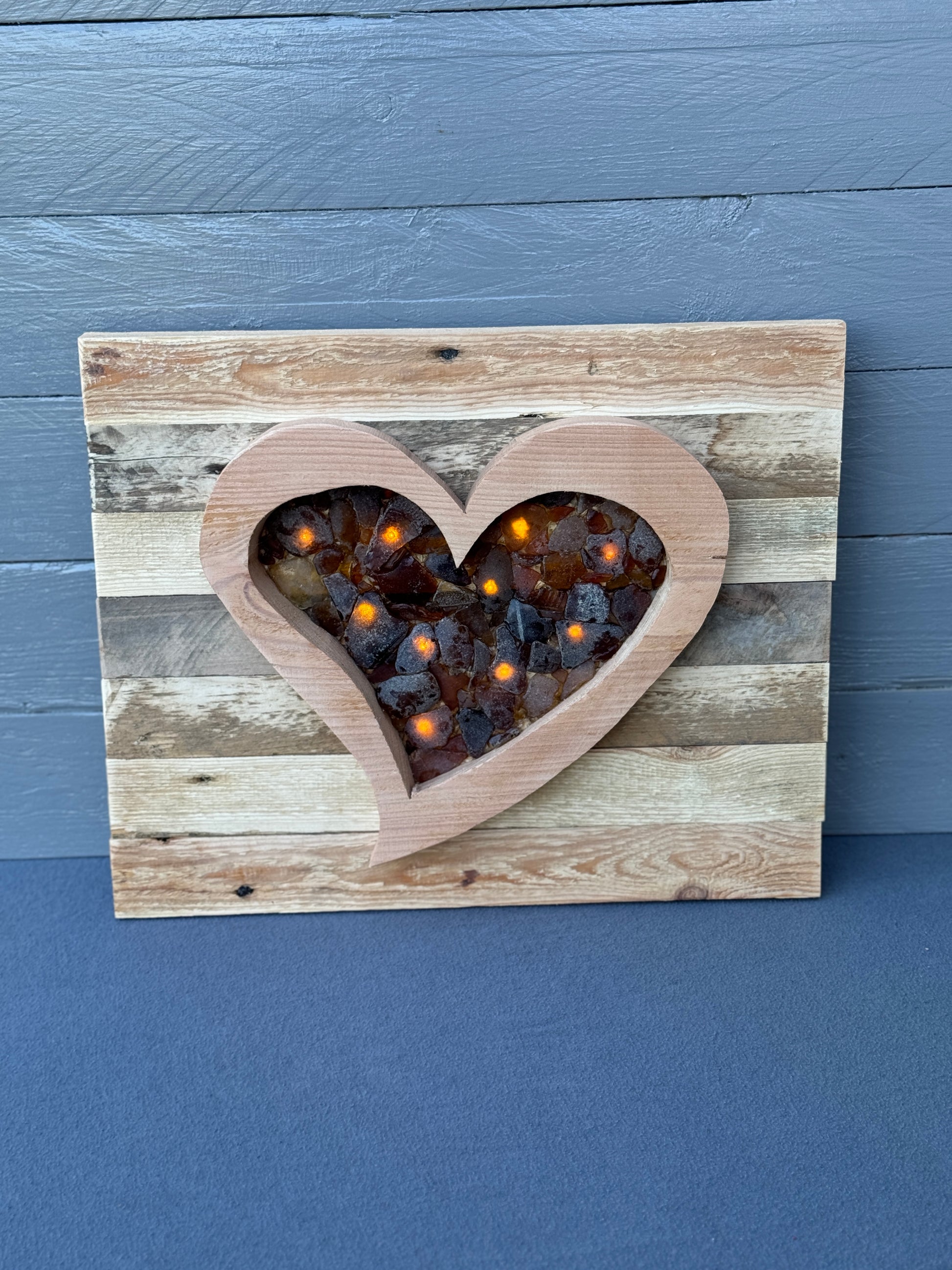 Handgefertigtes Wandbild aus Meerglas und Altholz