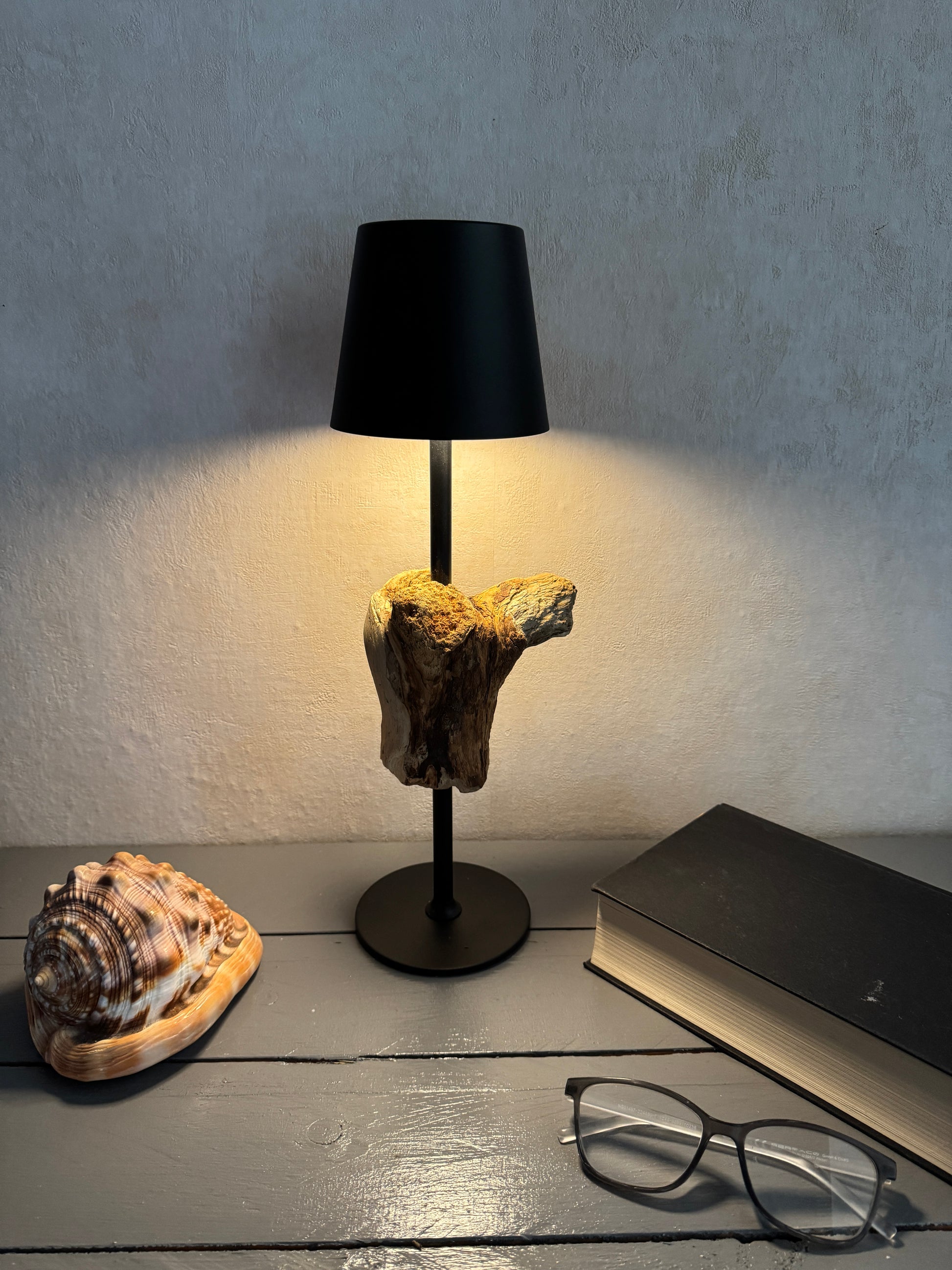 Treibholz Akku Lampe mit gedimmtem warmweißem Licht