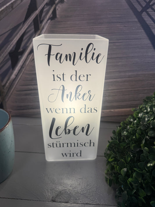 Beleuchtete personalisierte Glaslampe Familie Anker im Sturm mit Familienspruch