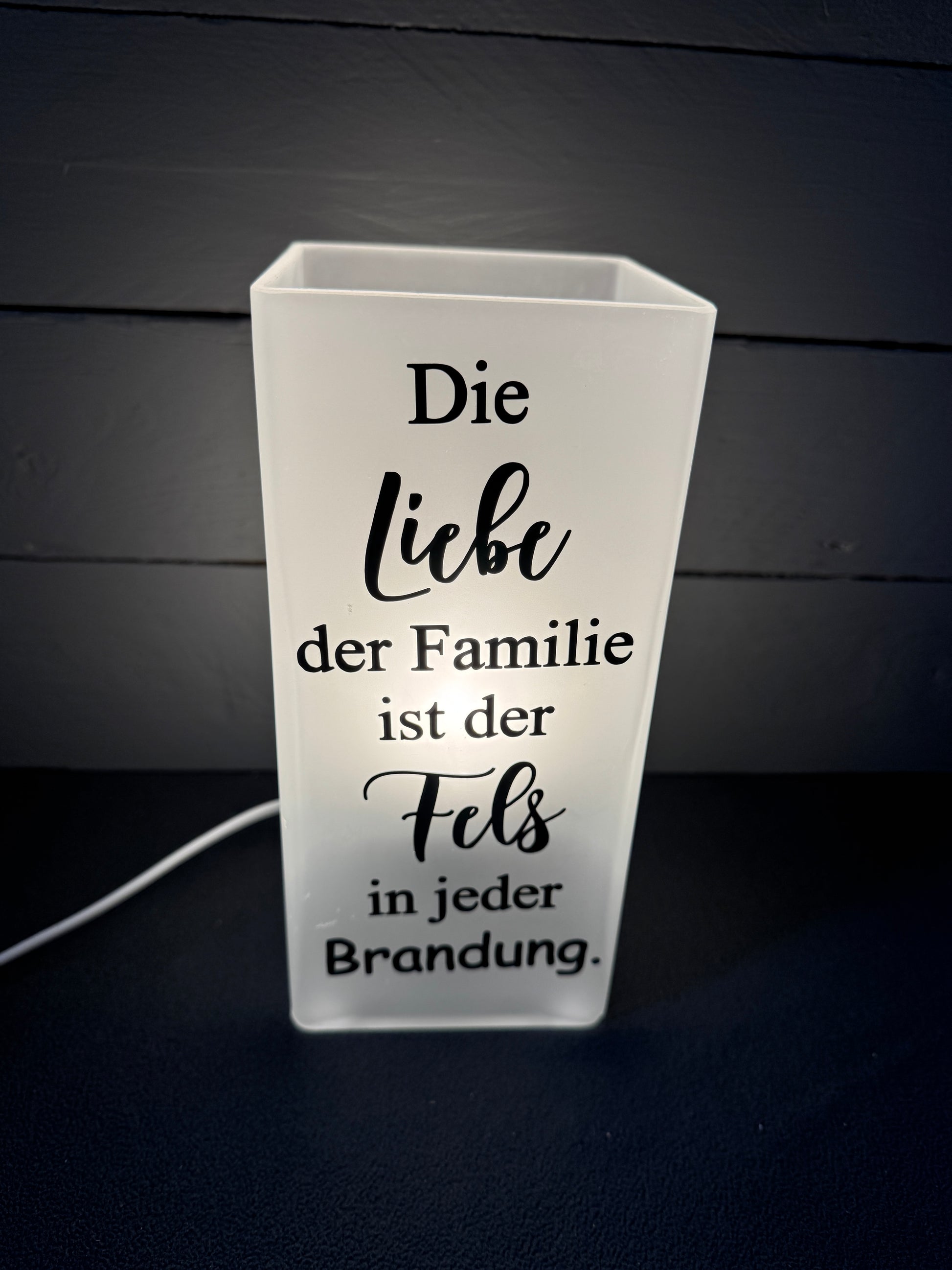 Personalisierbare Glaslampe für die Familie mit Spruch Fels in der Brandung.
