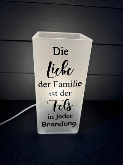 Personalisierbare Glaslampe für die Familie mit Spruch Fels in der Brandung.