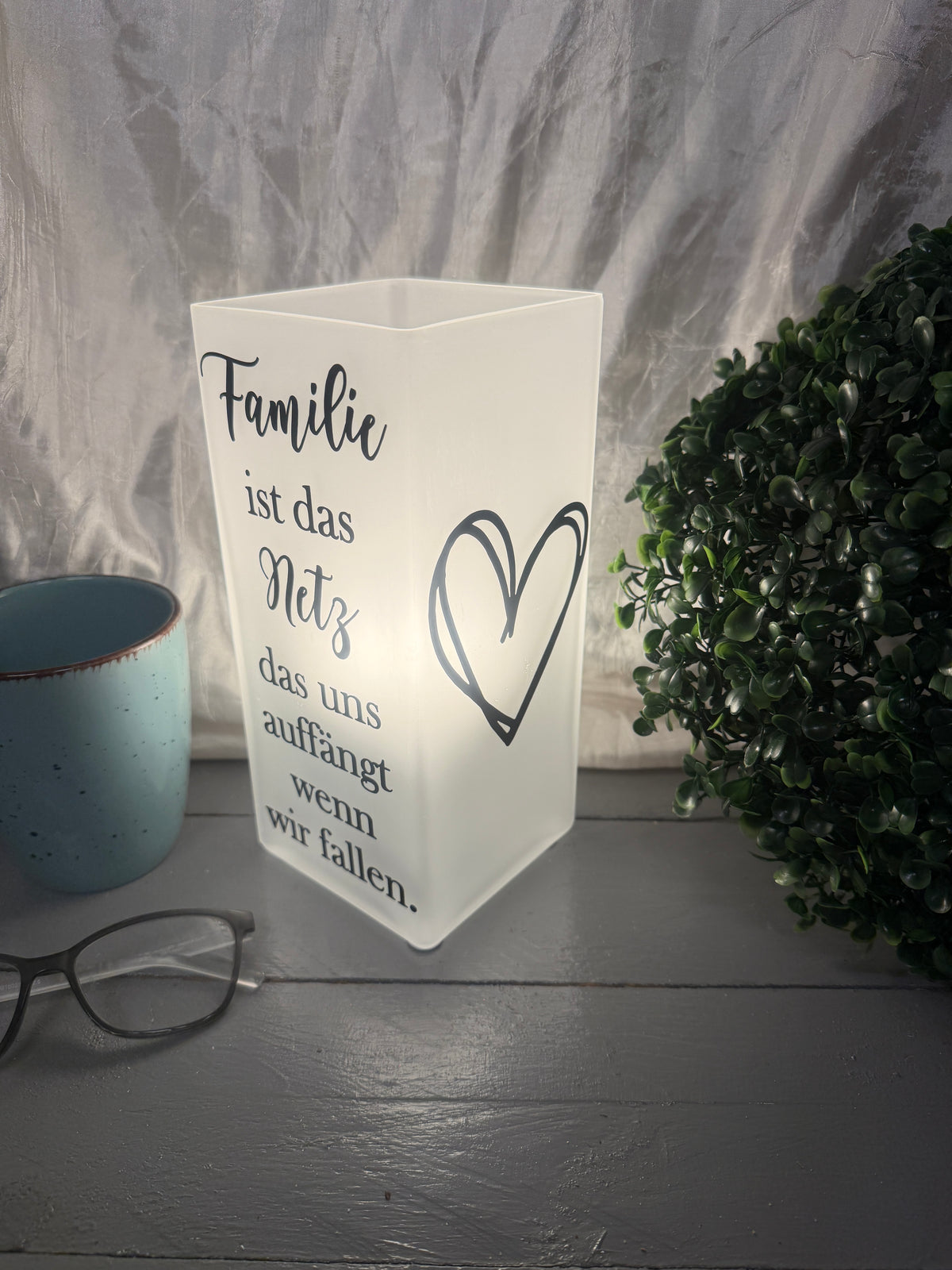 Personalisierbare Familienlampe mit individuellem Namen als Geschenk.