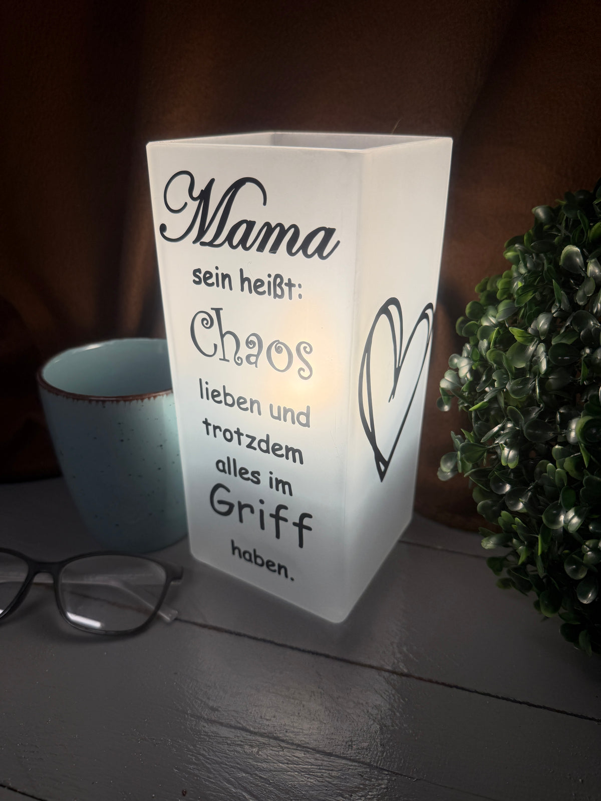 Personalisierte Mama-Lampe mit humorvollem Spruch.