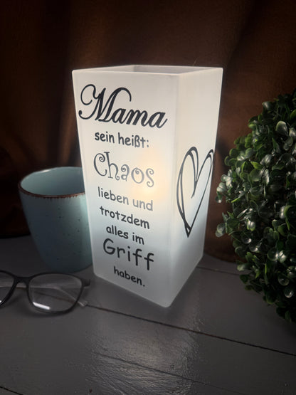 Personalisierte Mama-Lampe mit humorvollem Spruch.