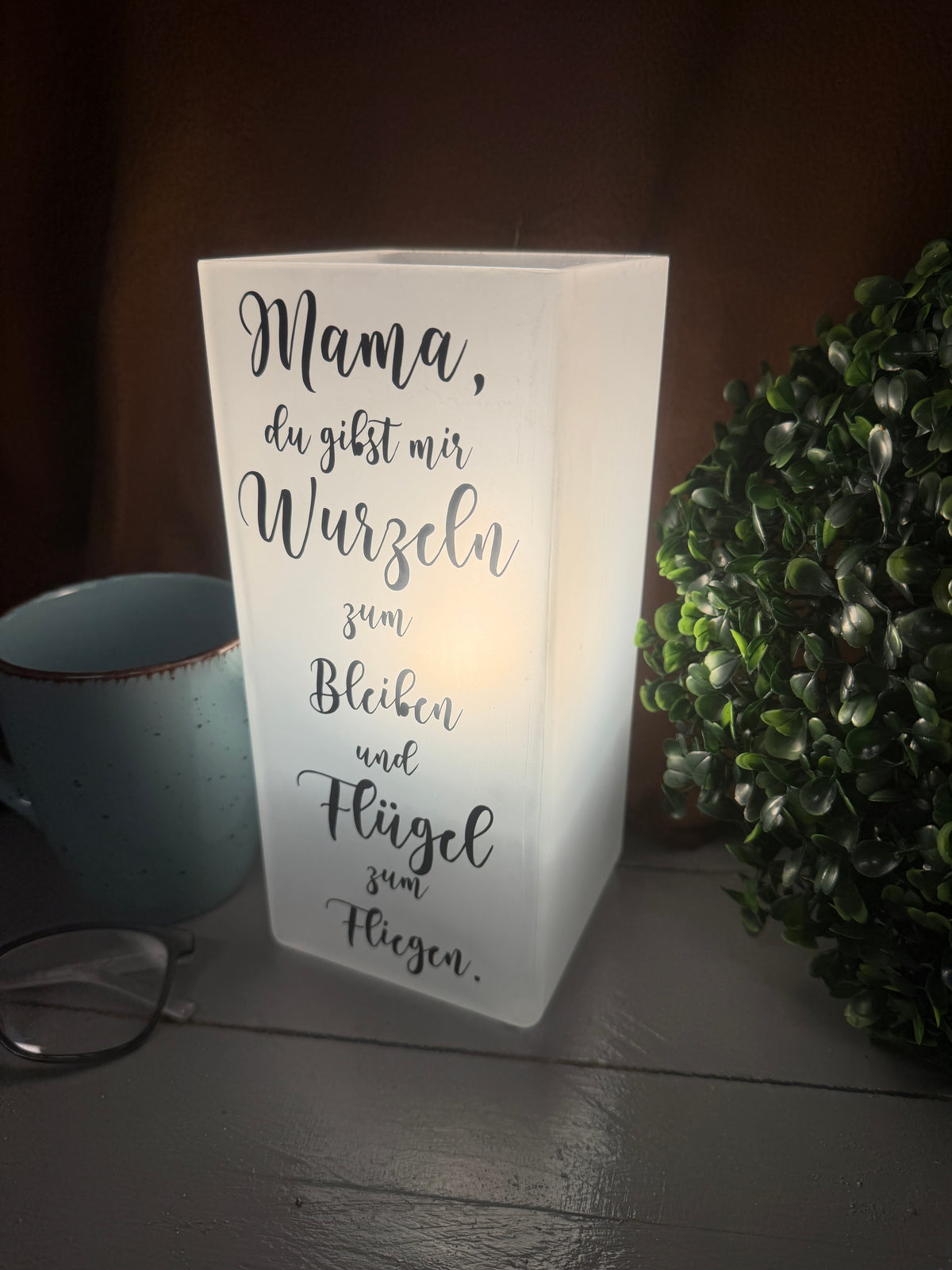 Personalisierte Mama-Lampe Wurzeln und Flügel mit individuellem Namen.