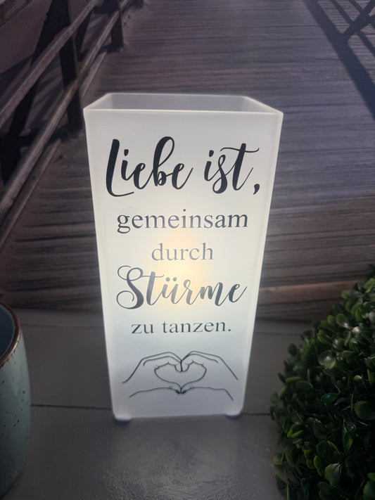 Beleuchtete Glaslampe Gemeinsam durch Stürme als personalisiertes Hochzeitsgeschenk