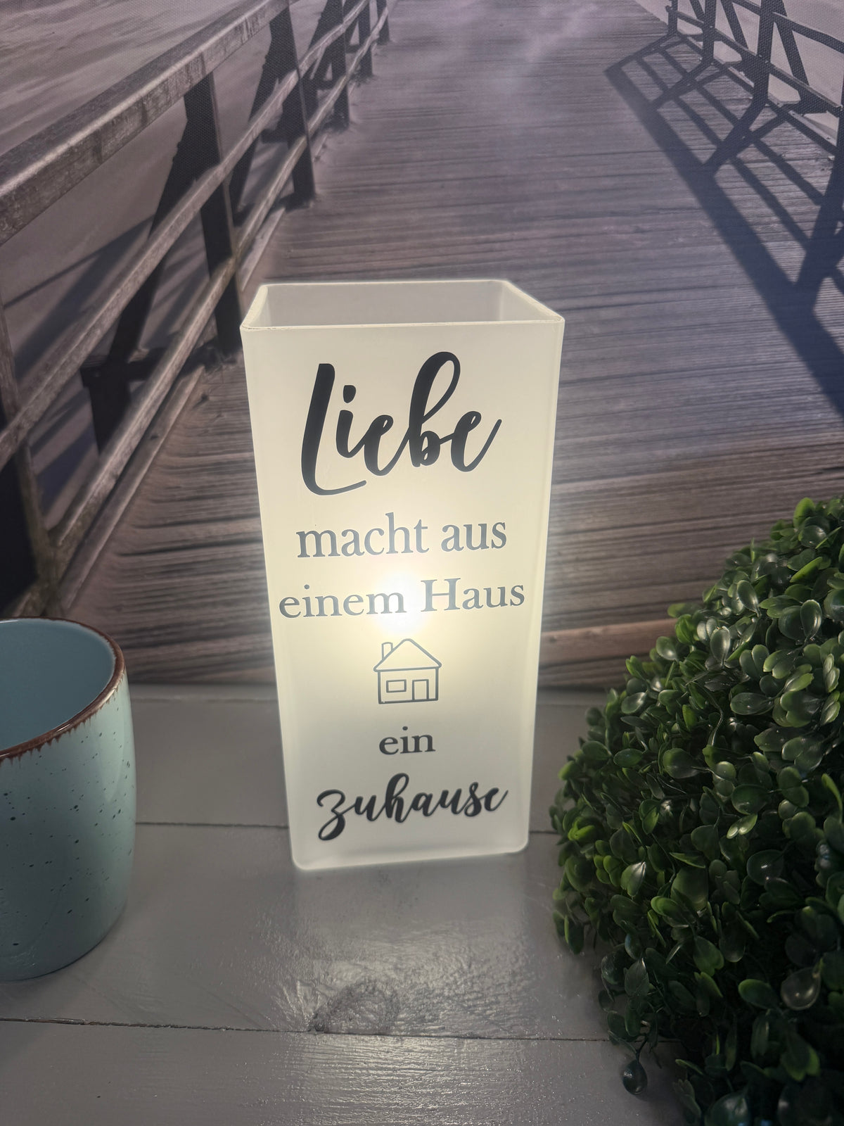 Beleuchtete Glaslampe Liebe macht aus einem Haus ein Zuhause als personalisiertes Hochzeitsgeschenk