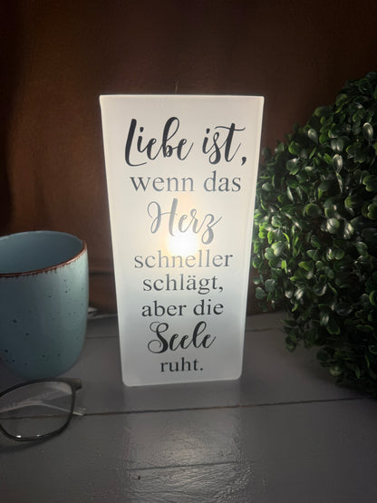 Personalisierte Glaslampe als Hochzeitsgeschenk mit romantischem Liebe-ist-Spruch.