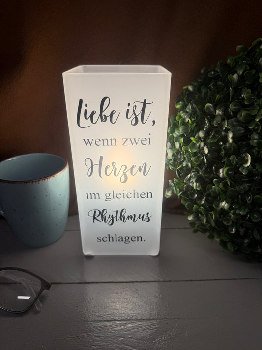 Personalisierte Glaslampe Zwei Herzen als Hochzeitsgeschenk für ein Brautpaar.