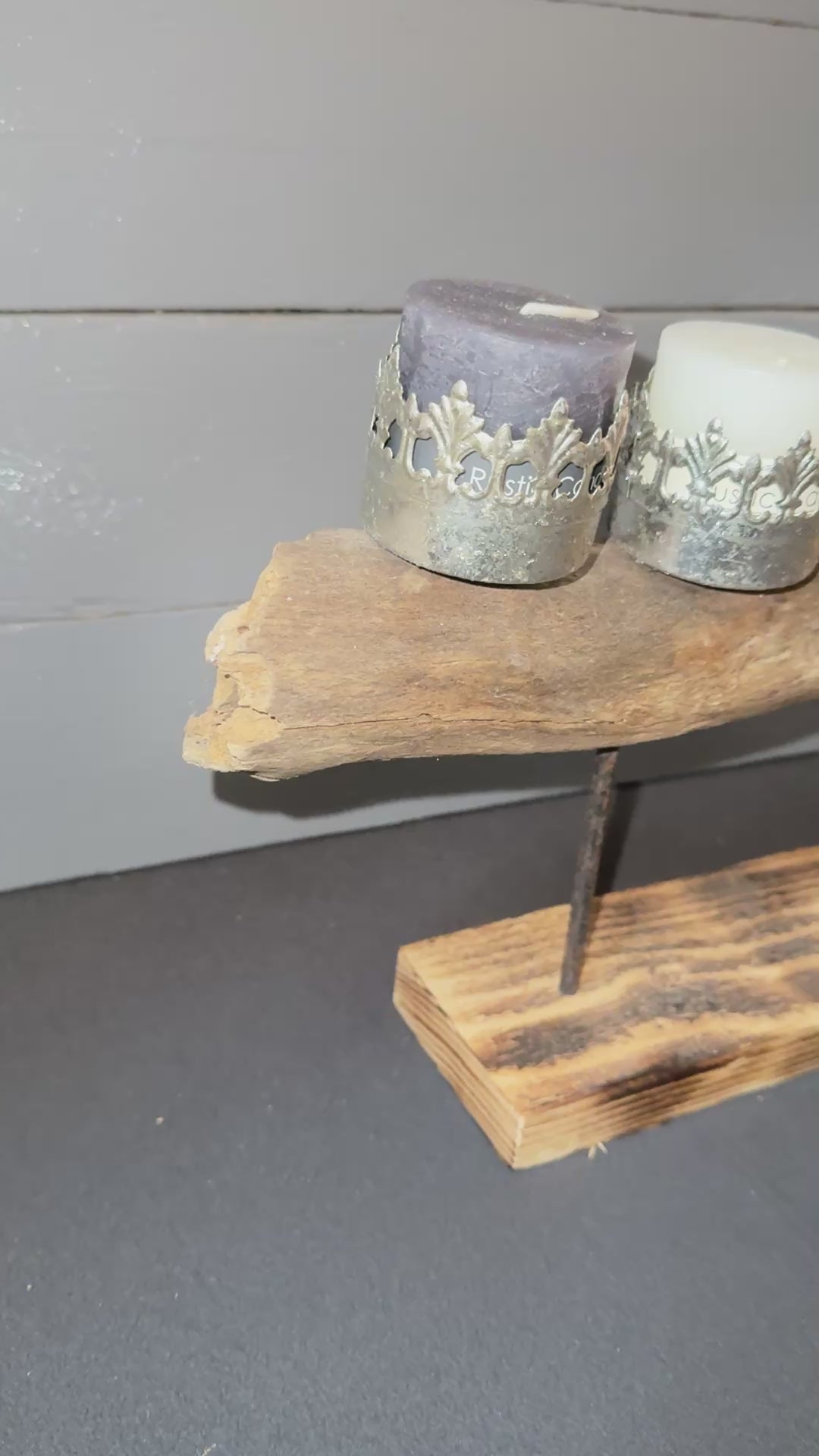 Handgearbeitetes Treibholz-Adventsgesteck mit Kerzen und Krönchen, nachhaltig & stilvoll.