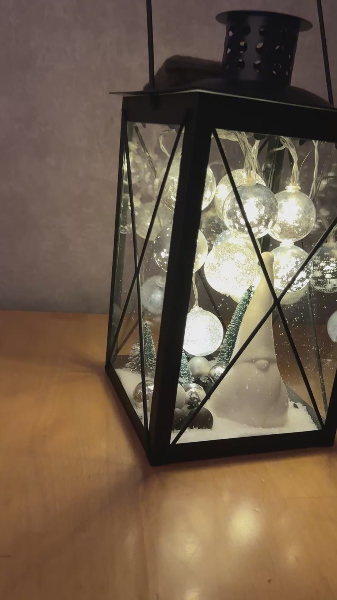Video zeigt die handgefertigte Weihnachtslaterne mit LED-Lichterkette, glitzernden Kugeln und Wichtelfigur in stimmungsvoll leuchtender Winterlandschaft.