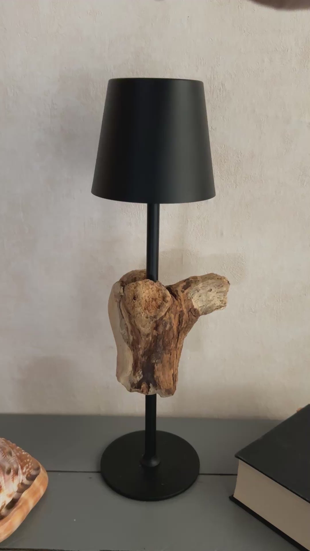 Video der dimmbaren Akku Treibholzlampe mit verschiedenen Helligkeitsstufen