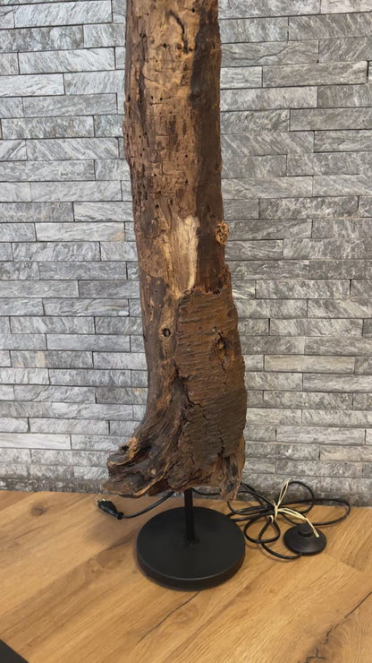 Nachhaltiger Lampenfuß aus recyceltem Material bei der Treibholz-Stehlampe Ostseelicht Damp