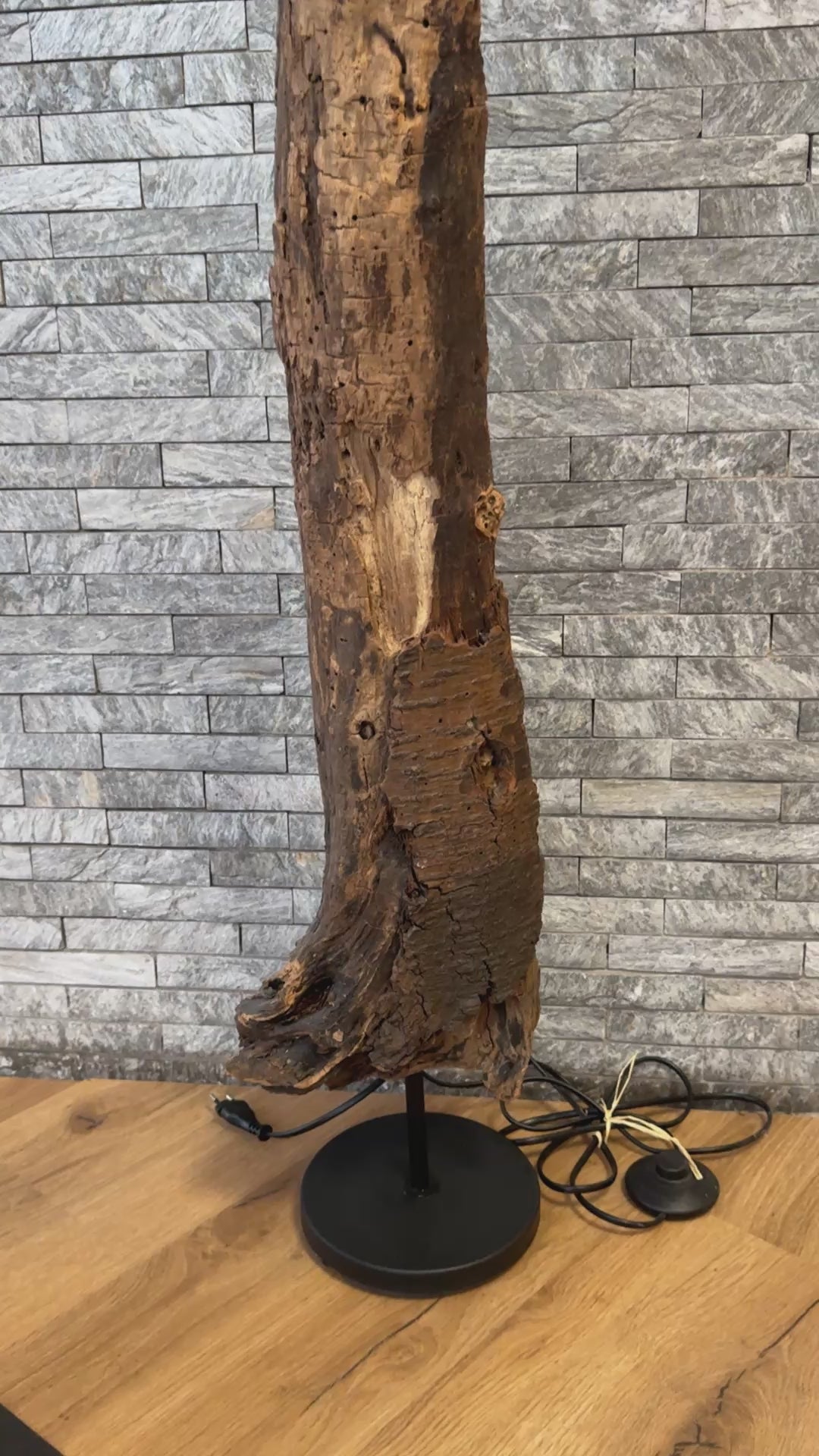 Nachhaltiger Lampenfuß aus recyceltem Material bei der Treibholz-Stehlampe Ostseelicht Damp