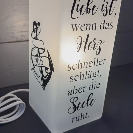 Die Glaslampe in einem romantischen Ambiente – sanftes Licht und inspirierender Spruch für jeden Raum