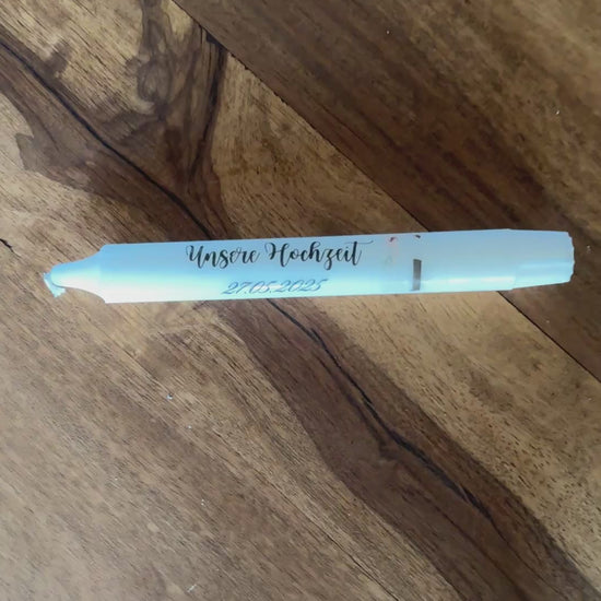 Nahaufnahme einer gestalteten Stabkerze mit Hochzeitsmotiv