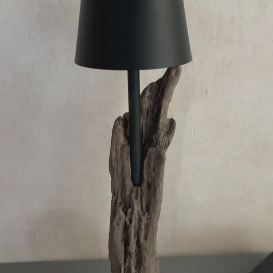 Video der dimmbaren Akku Treibholzlampe mit verschiedenen Helligkeitsstufen