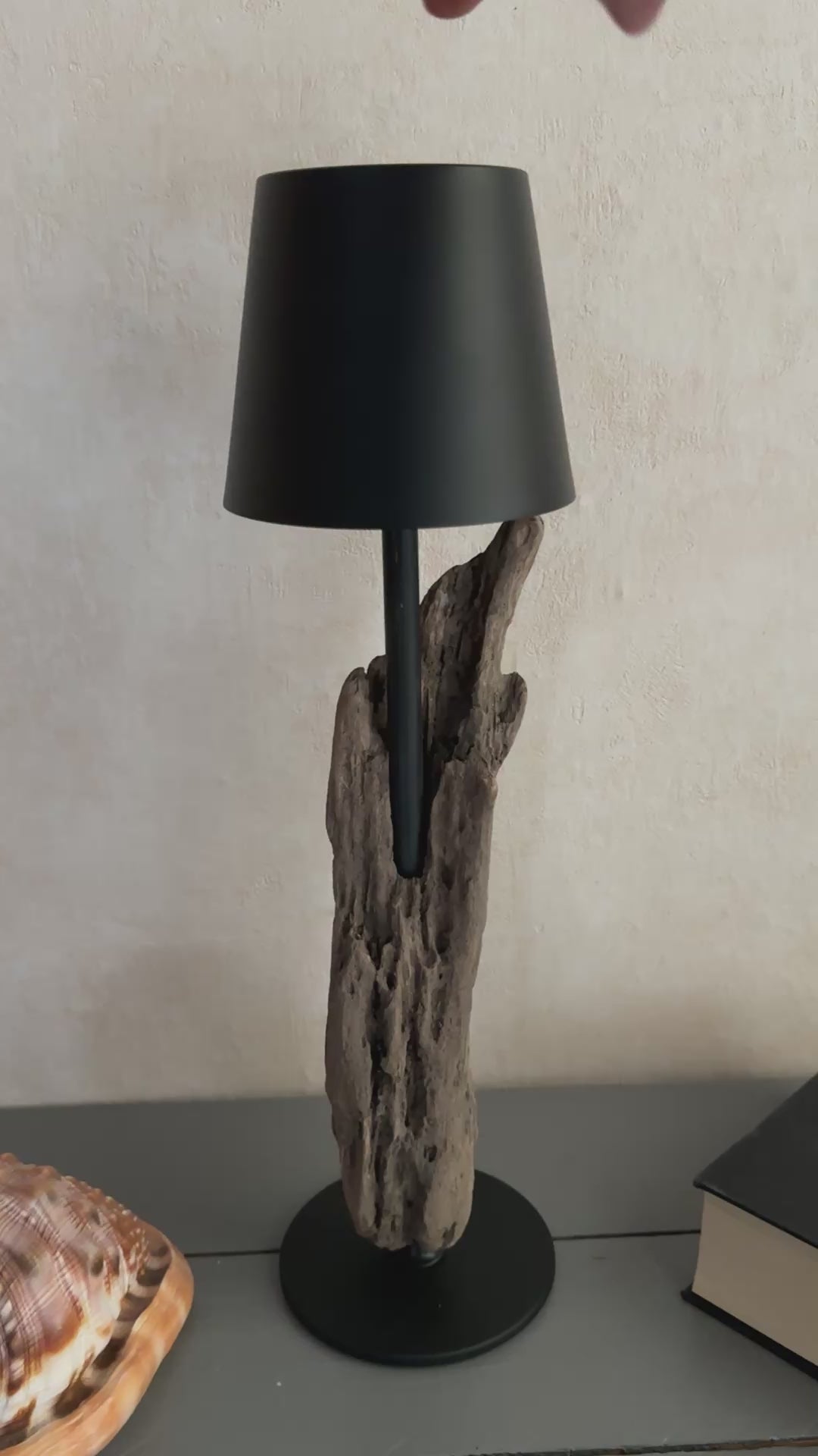 Video der dimmbaren Akku Treibholzlampe mit verschiedenen Helligkeitsstufen
