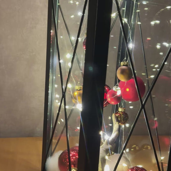 Video zeigt die handgefertigte Weihnachtslaterne mit Hirschfigur, Lichterkette und festlicher Deko in stimmungsvollem, warmem Licht.