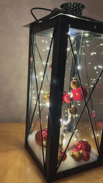 Video zeigt die handgefertigte Weihnachtslaterne mit Hirschfigur, Lichterkette und festlicher Deko in stimmungsvollem, warmem Licht.