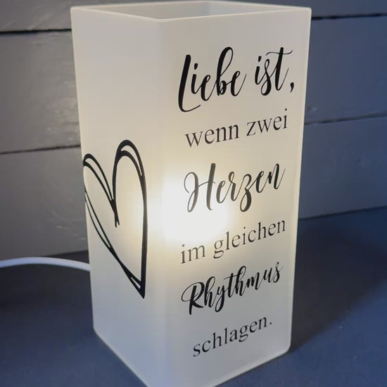 Video: Liebevolle Glaslampe mit Spruch über Herzverbundenheit