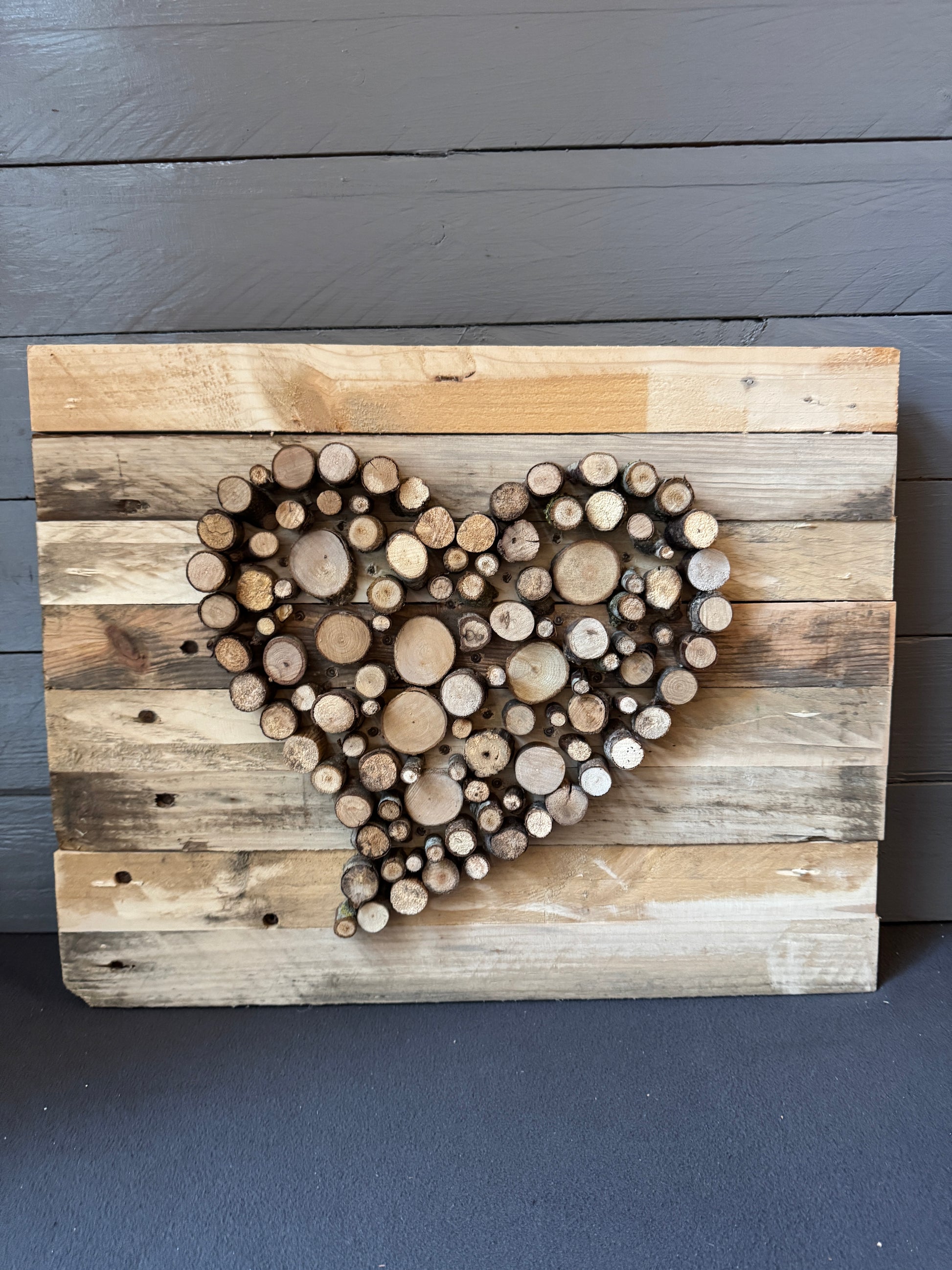 Rustikale Wanddeko aus Holz mit Herz