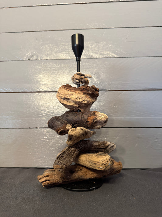 Schwarze Metallfassung im rauen Küstenstil