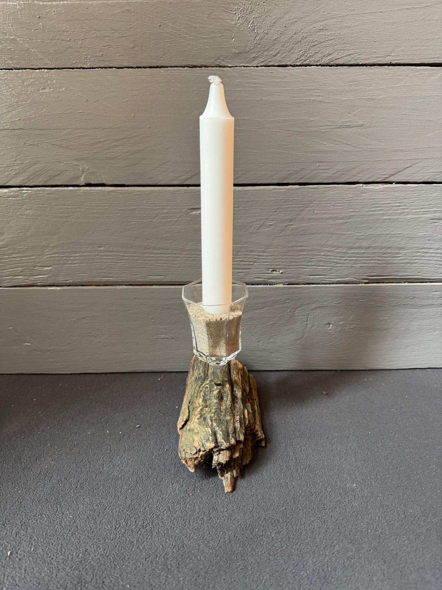 Kerzenständer mit upgecyceltem Schnapsglas als Fassung