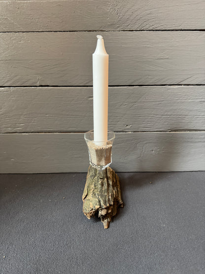 Kerzenständer mit upgecyceltem Schnapsglas als Fassung