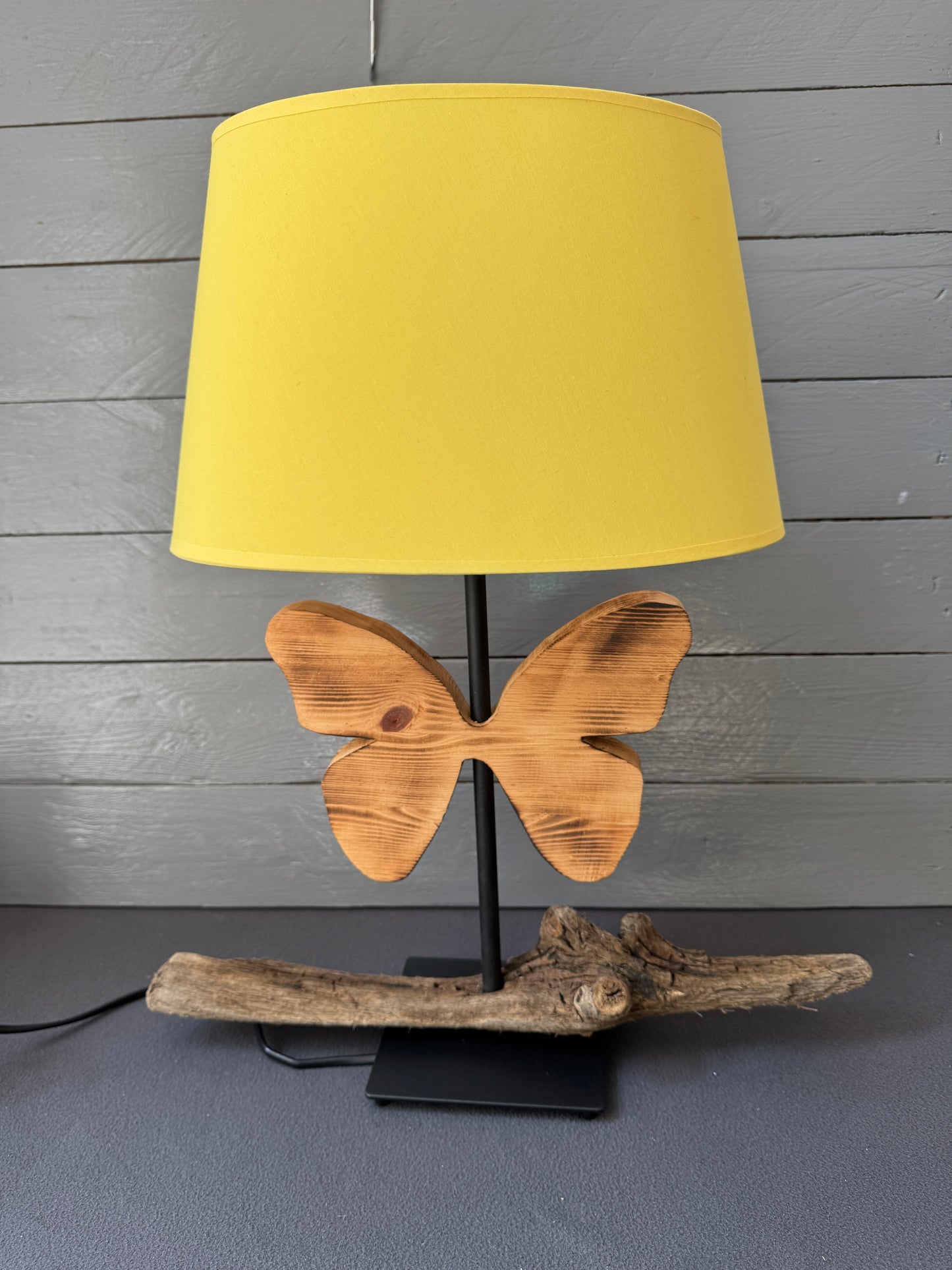 Tischlampe mit Altholz-Schmetterling und Treibholz-Sockel aus der Ostsee – Frontansicht