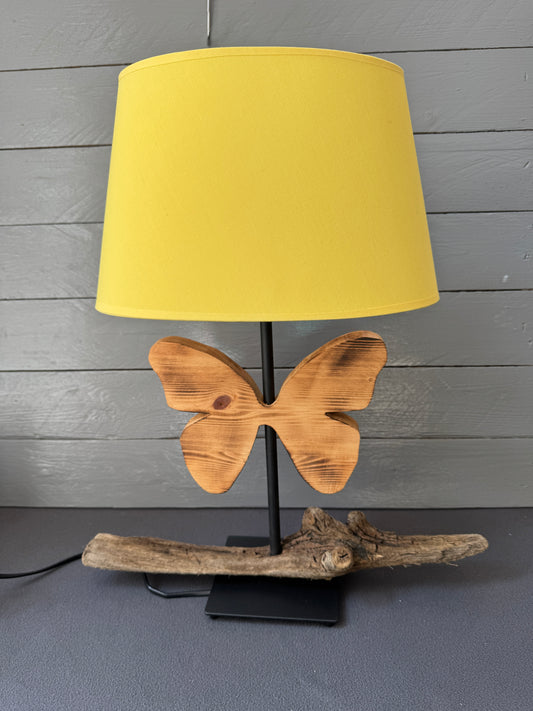 Tischlampe mit Altholz-Schmetterling und Treibholz-Sockel aus der Ostsee – Frontansicht