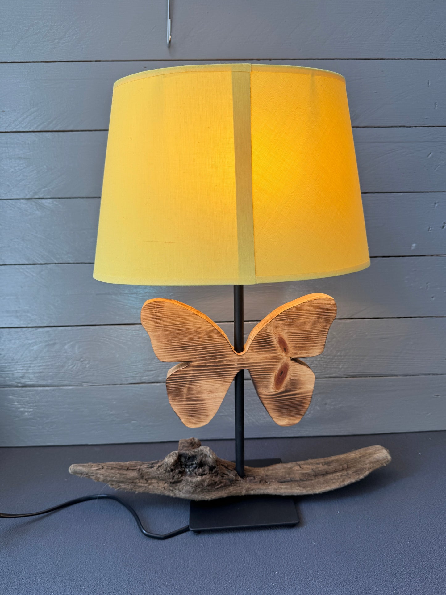 Design-Tischlampe mit schwarzem Fuß und gelbem Lampenschirm – Rückansicht