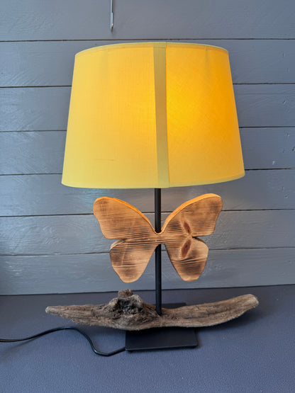 Design-Tischlampe mit schwarzem Fuß und gelbem Lampenschirm – Rückansicht