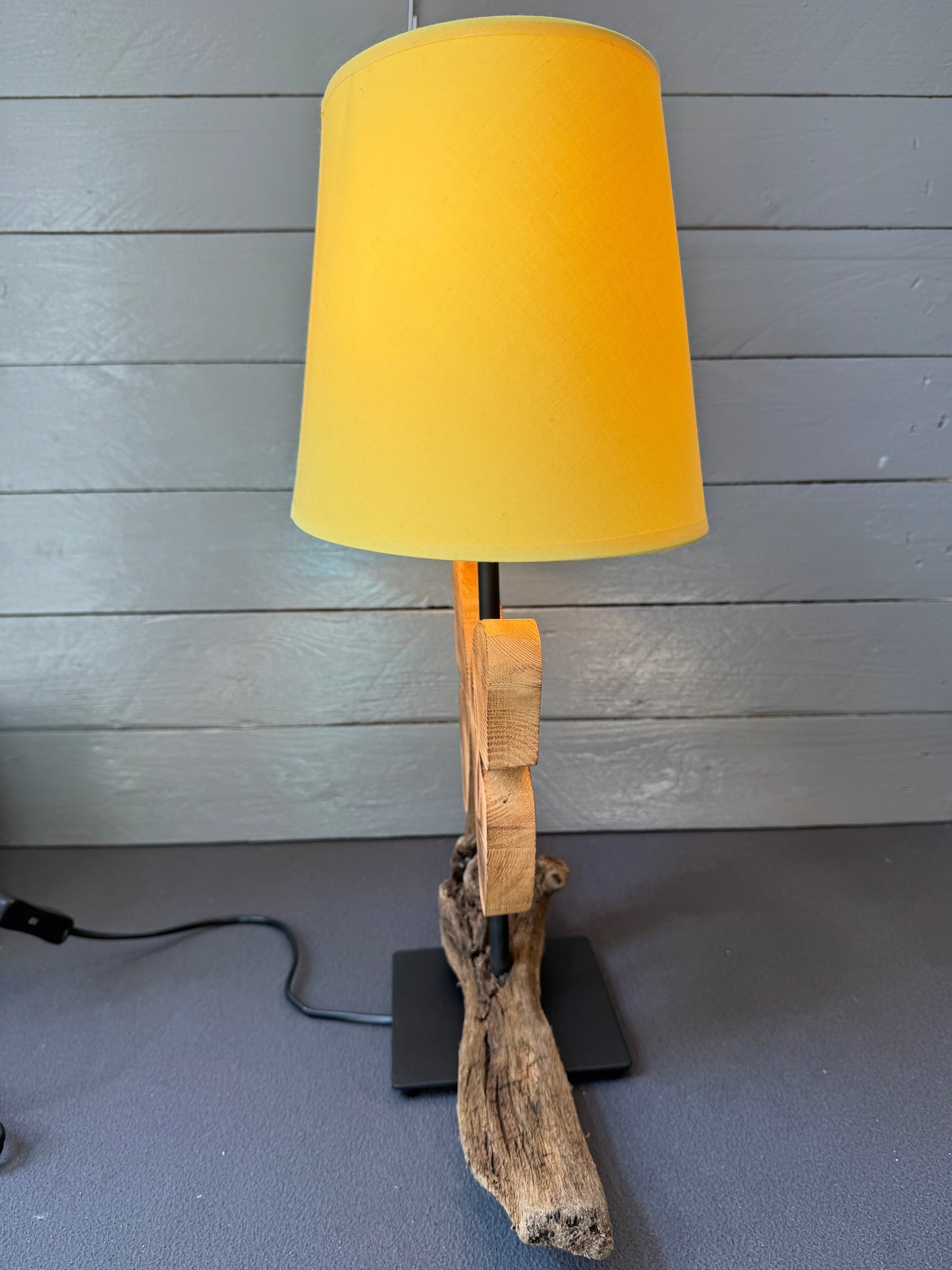 Handgefertigte Tischlampe mit Ostsee-Treibholz und Altholz-Motiv – Seitenansicht