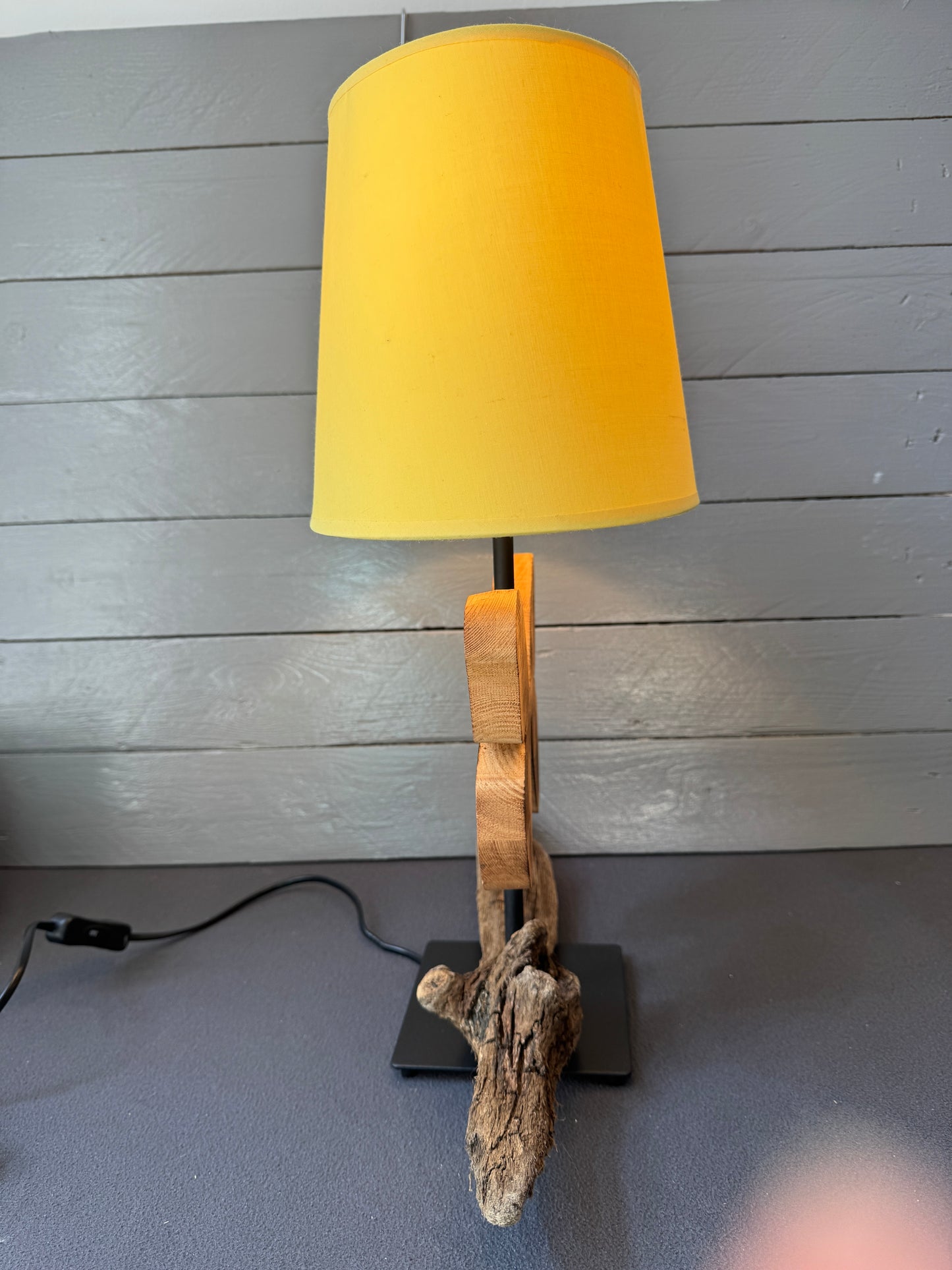 Maritime Designlampe mit gelbem Lampenschirm und schwarzem Metallfuß