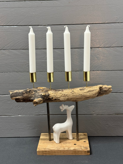 Rückansicht des handgefertigten Treibholz-Adventsgestecks „Adventsfeuer Goldküste“ mit vier goldenen Haltern für Stabkerzen.
