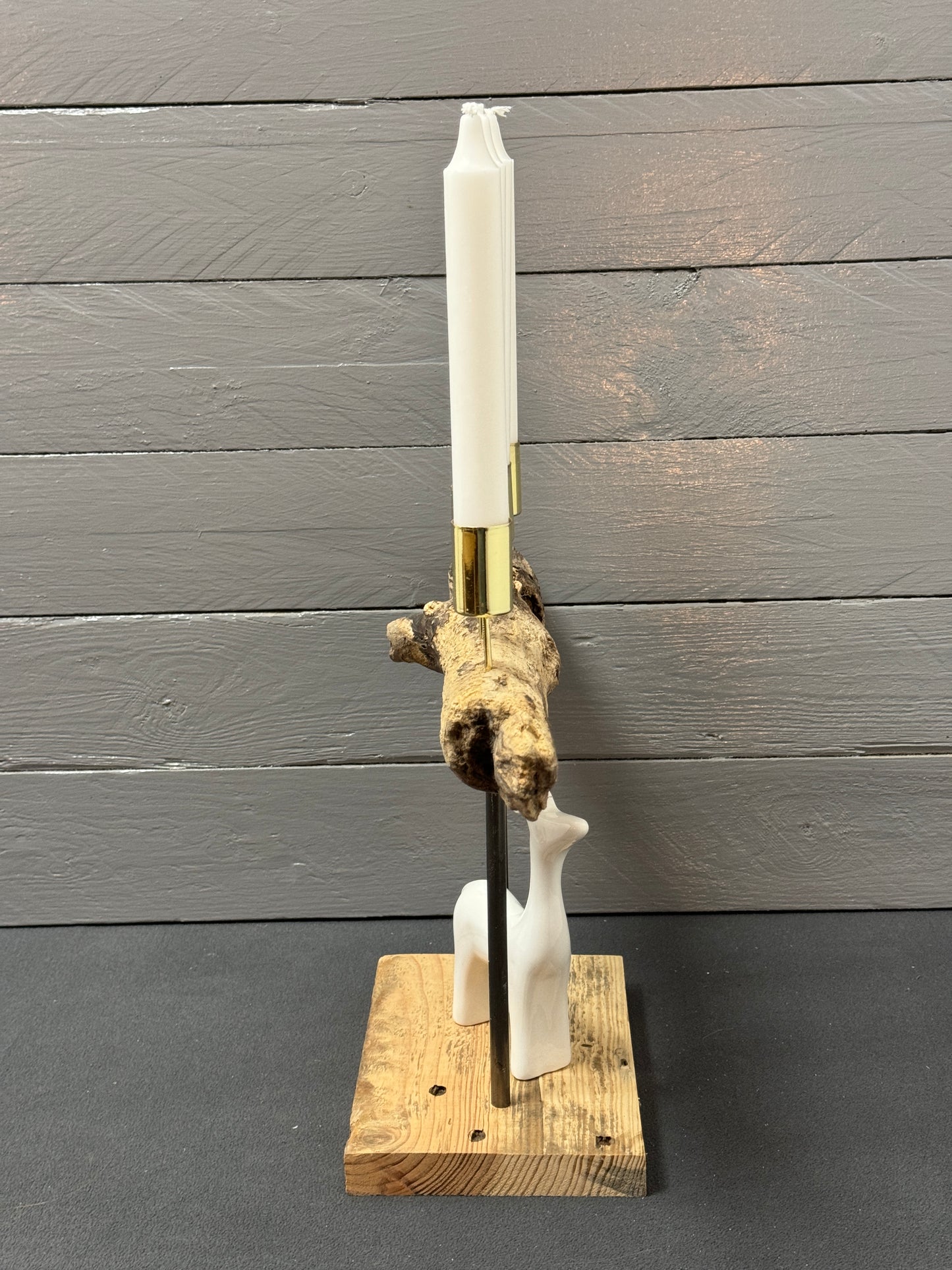 Seitenansicht des Treibholz-Adventsgestecks „Adventsfeuer Goldküste“ mit schwebendem Treibholz und vier goldenen Kerzenhaltern.