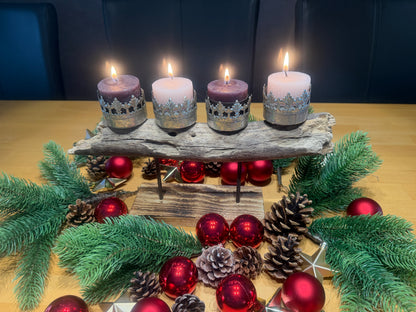 Handgefertigtes Treibholz-Adventsgesteck „Adventsfeuer Königskrone“ mit vier silberfarbenen Kronenhaltern und Blockkerzen – leuchtend und weihnachtlich dekoriert.