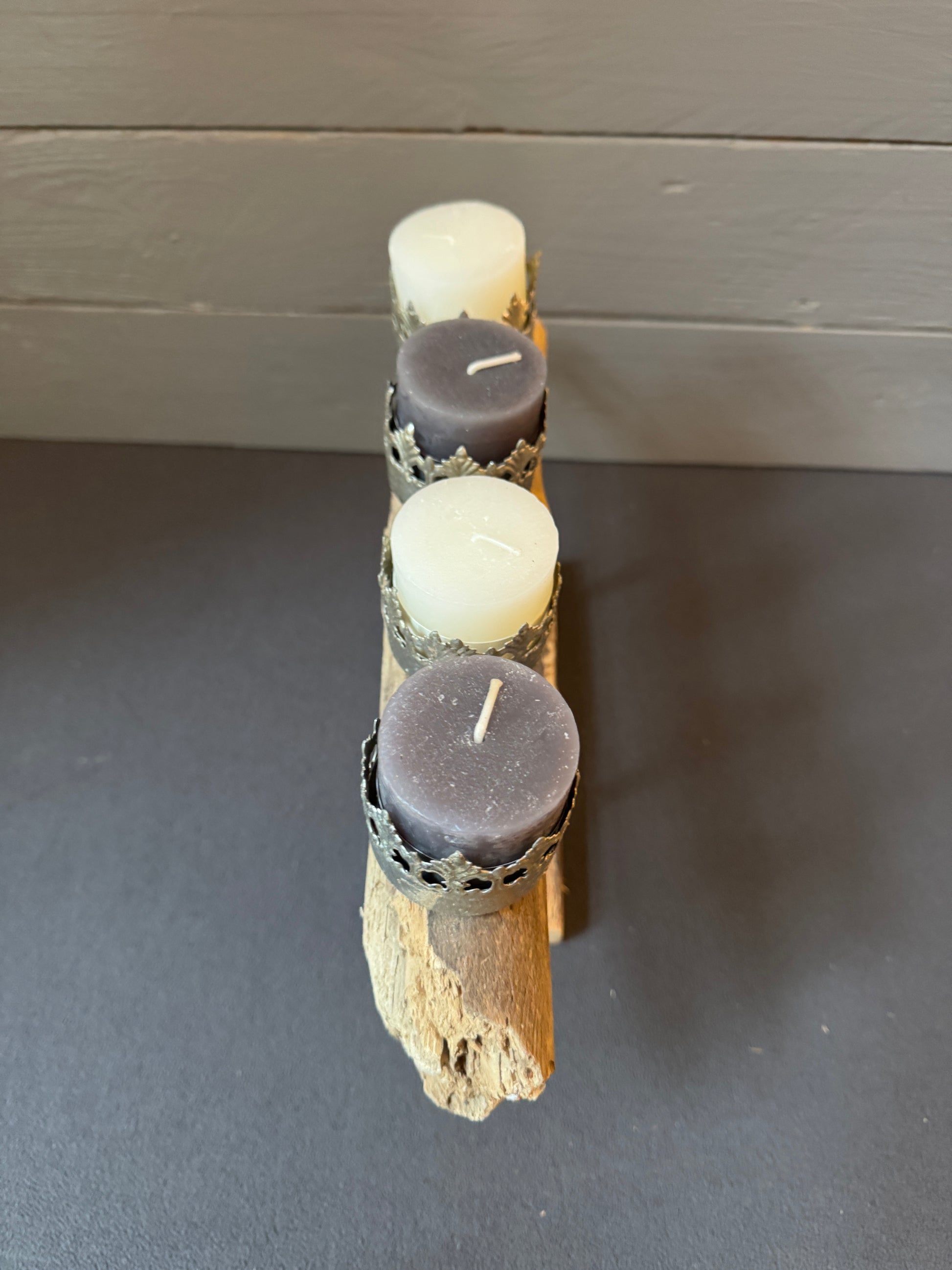 Rechte Seitenansicht des maritimen Treibholz-Adventsgestecks „Adventsfeuer Königskrone“ aus Schleswig-Holstein.