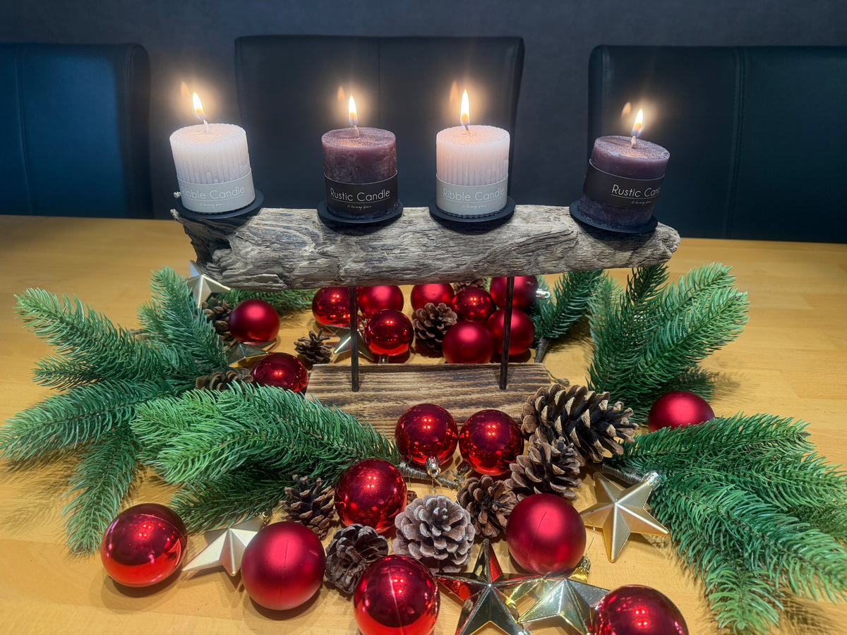 Handgefertigtes Treibholz-Adventsgesteck „Adventsfeuer Nordküste“ für vier Kerzen – weihnachtlich dekoriert.
