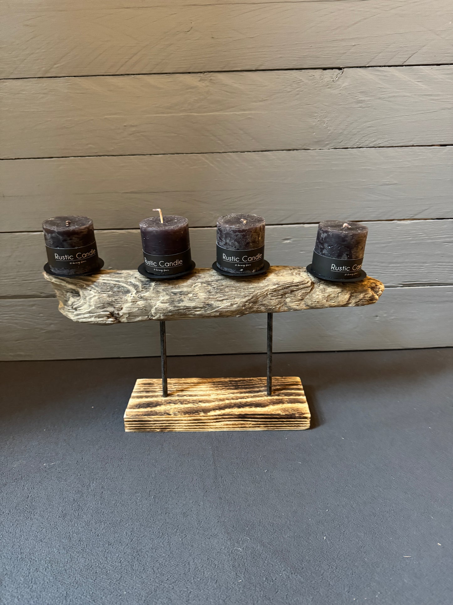 Handgefertigtes Treibholz-Adventsgesteck „Adventsfeuer Nordküste“ für vier Kerzen – Vorderansicht.