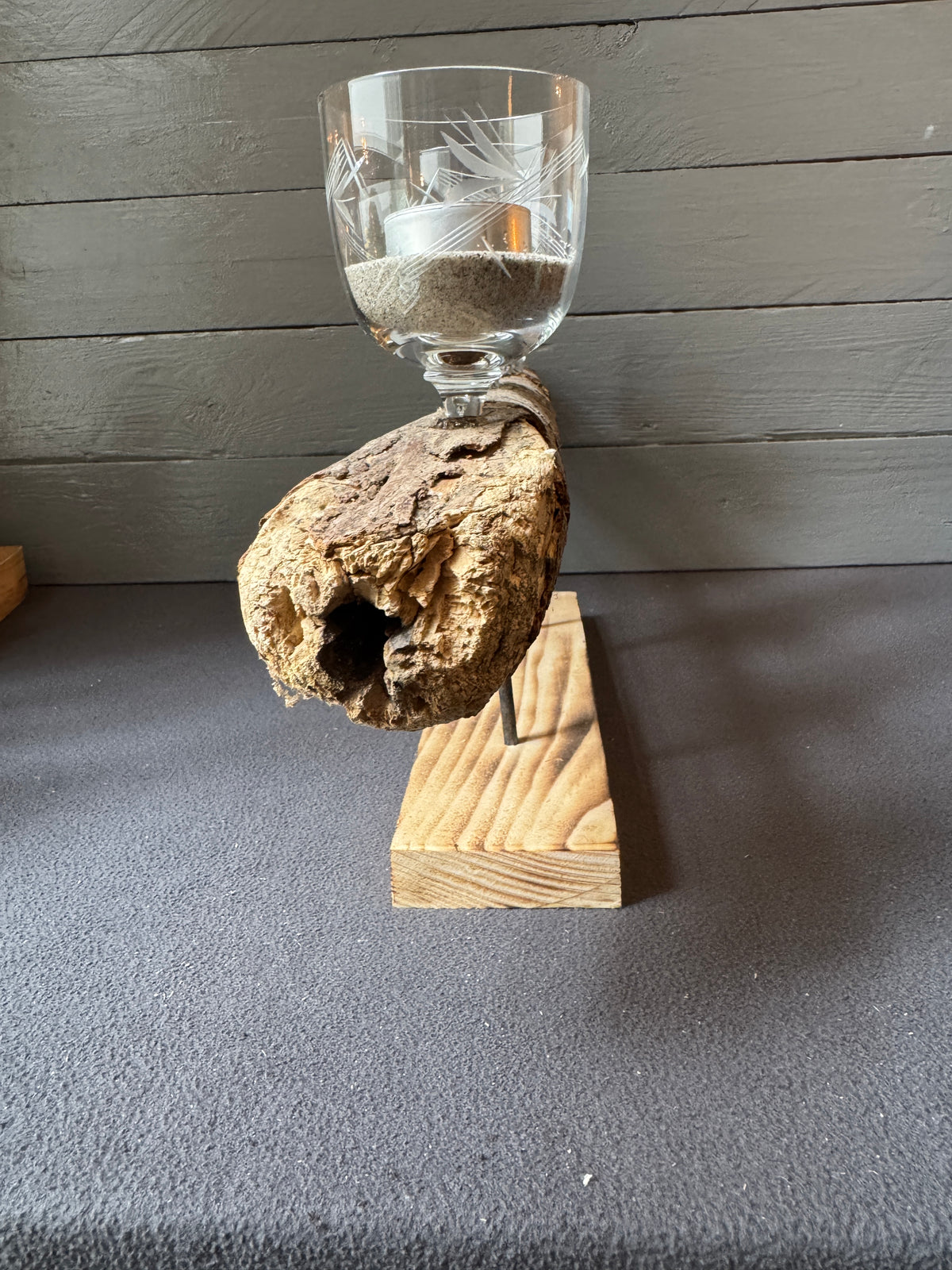 Handgefertigtes Adventsgesteck „Hafenfeuer“ in natürlicher Tischdekoration