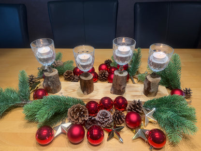 Handgefertigtes Treibholz-Adventsgesteck „Küstenadvent Küstenzauber“ aus Ostsee-Treibholz mit vier Weingläsern und Ostseesand – leuchtend und weihnachtlich dekoriert.