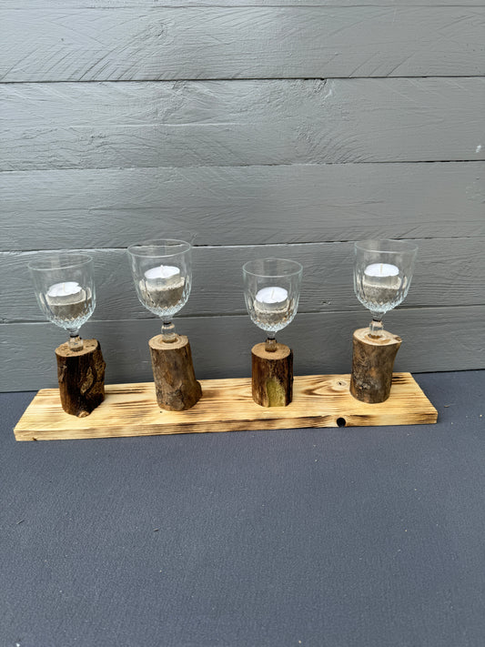 Handgefertigtes Treibholz-Adventsgesteck „Küstenadvent Küstenzauber“ aus Ostsee-Treibholz mit vier Weingläsern und Ostseesand – Vorderansicht.