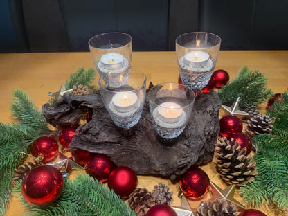 Bild eines Treibholz-Adventsgesteck „Küstenadvent Leuchtturm“ aus Ostsee-Treibholz mit vier Weingläsern und Ostseesand.
