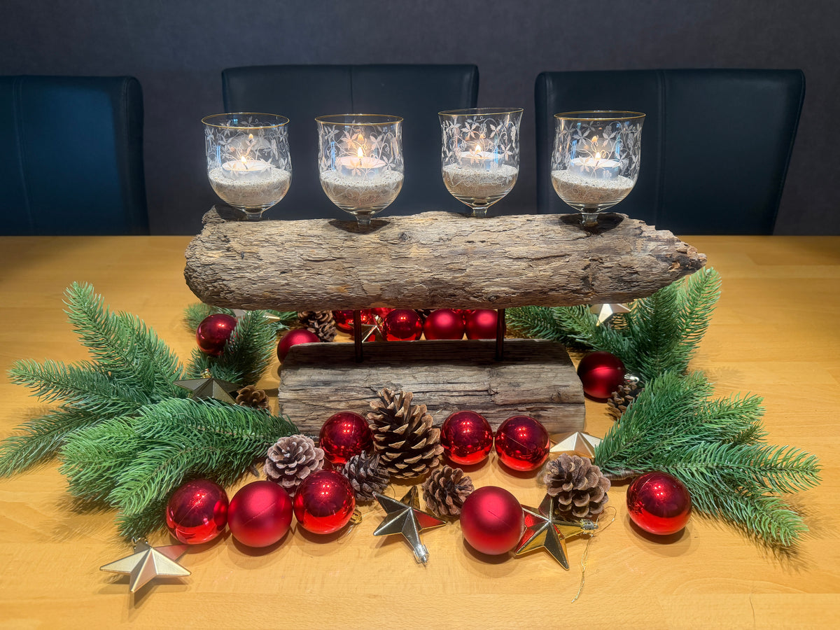 Handgefertigtes Treibholz-Adventsgesteck „Küstenadvent Nordstern“ aus Ostsee-Treibholz mit vier Weingläsern und Ostseesand – leuchtend und weihnachtlich dekoriert.