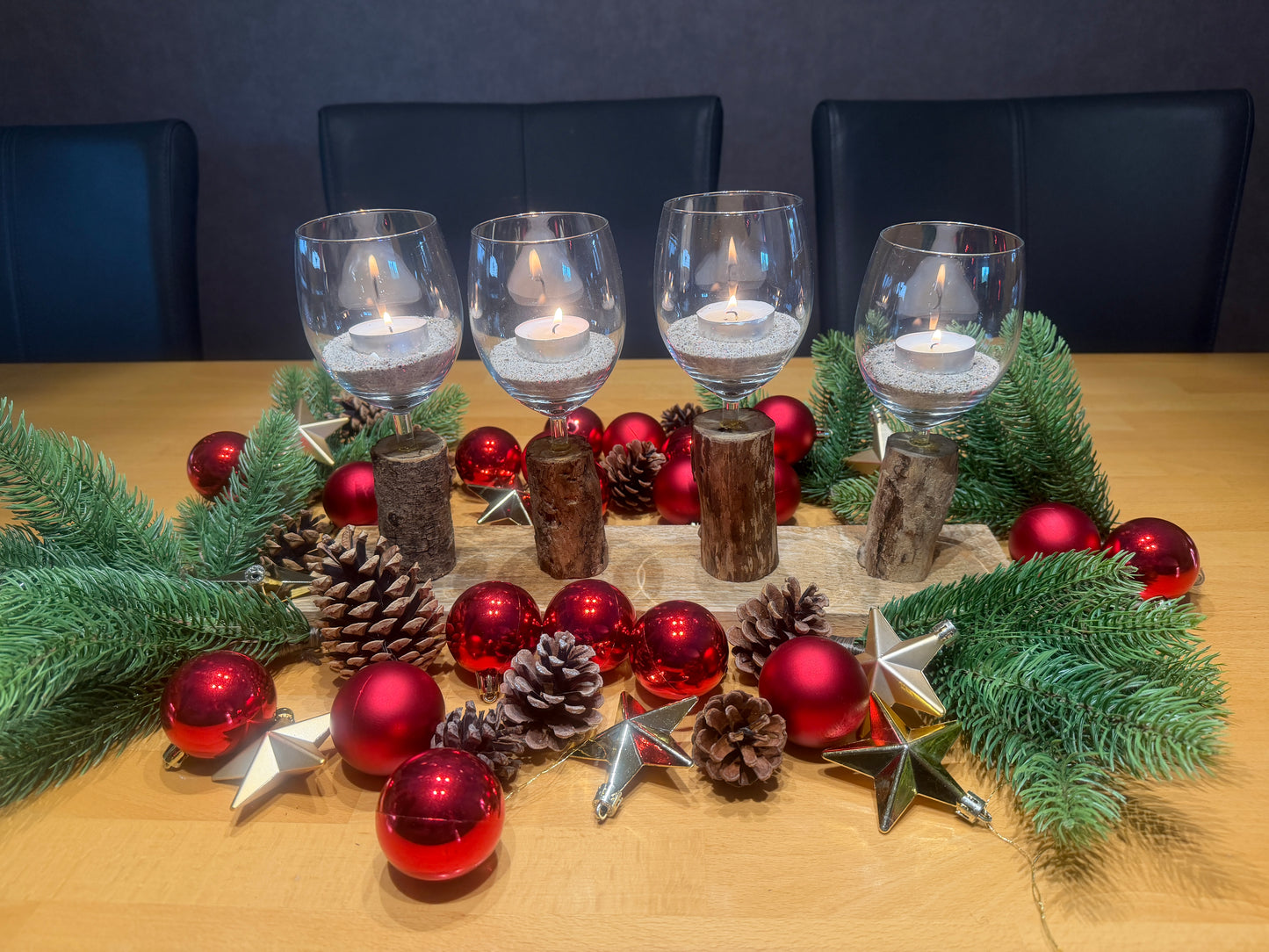 Handgefertigtes Treibholz-Adventsgesteck „Küstenadvent Seestille“ aus massivem Ostsee-Treibholz mit vier Weingläsern und Ostseesand – leuchtend und weihnachtlich dekoriert.