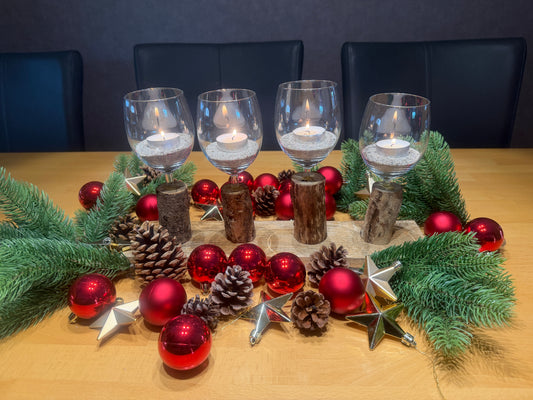Handgefertigtes Treibholz-Adventsgesteck „Küstenadvent Seestille“ aus massivem Ostsee-Treibholz mit vier Weingläsern und Ostseesand – leuchtend und weihnachtlich dekoriert.