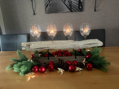 Handgefertigtes Treibholz-Adventsgesteck „Küstenadvent Winterhafen“ aus Ostsee-Treibholz mit vier Weingläsern und Ostseesand – weihnachtlich dekoriert und leuchtend.